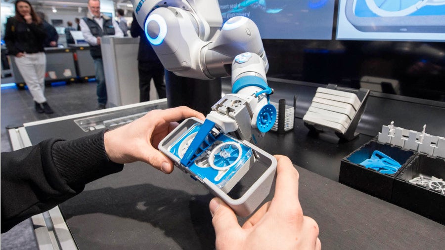 Industry 5.0 in action: Festo’s pneumatic, lightweight Bionic Cobot at the Hanover Fair