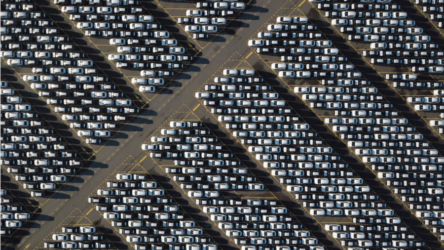 birds eye view of cars lined up